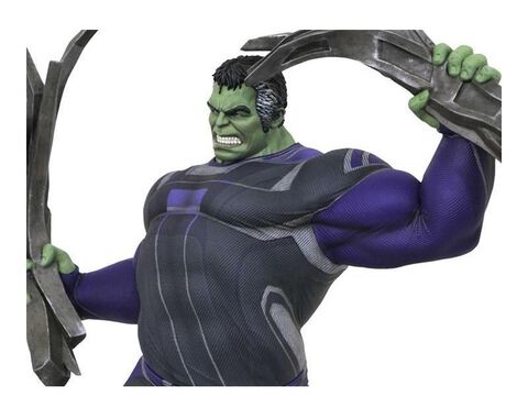 Diamond Marvel Gallery Figurine - Avengers Endgame - Tracksuit Hulk